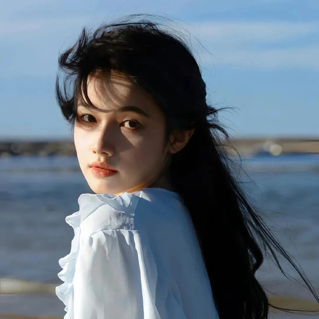 穿白丝绸的女人